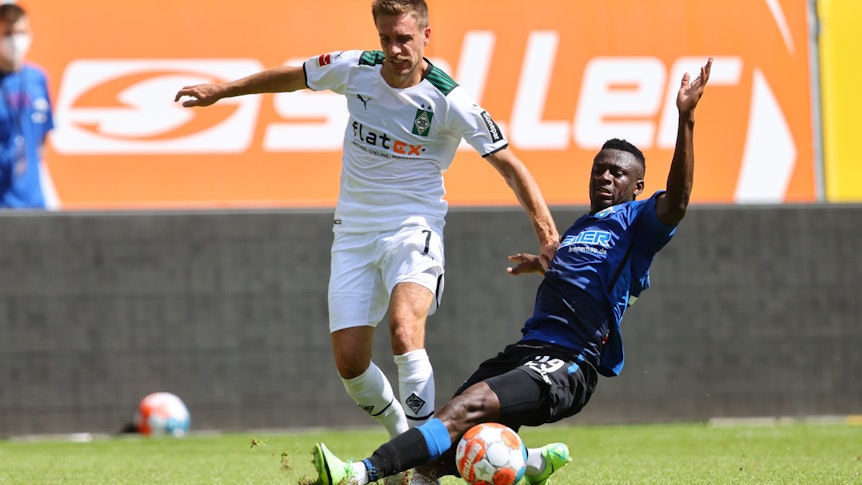 Gladachs Patrick Herrmann lieferte sich mit Jamilu Collins vom SC Paderborn hitzige Zweikämpfe im Testspiel am 17. Juli 2021 in der Benteler-Arena.