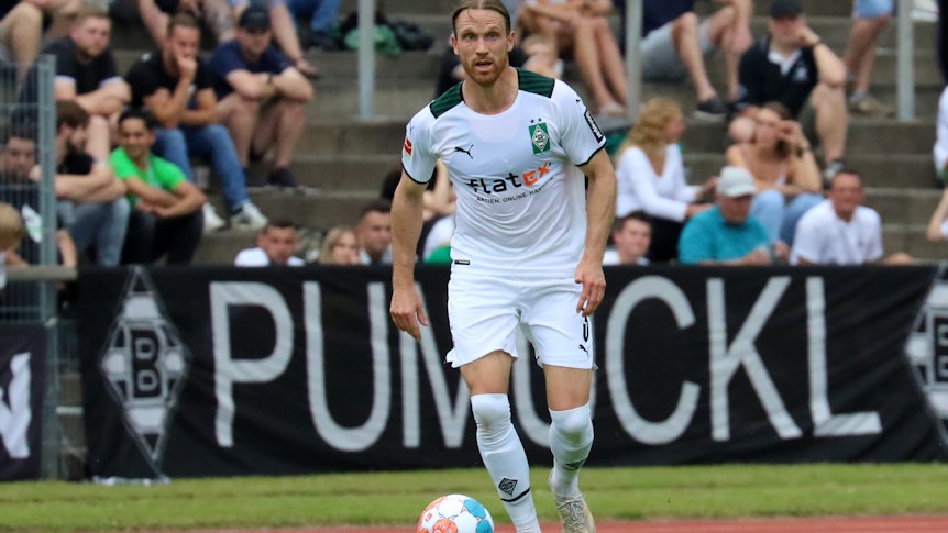 Gladbachs Michael Lang führt den Ball beim Testspiel gegen Viktoria Köln am 10. Juli 2021 im Grenzlandstadion
