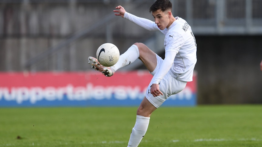 14. April 2021: Conor Noß mit einer spektakulären Ballannahme im Match der Gladbacher U23 gegen den Wuppertaler SV.