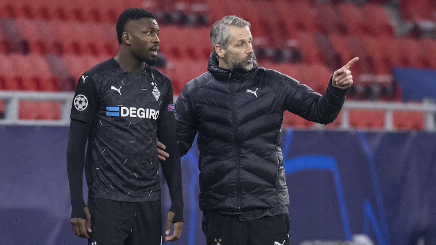 Ein Foto aus gemeinsamen Zeiten: Gladbach-Stürmer Marcus Thuram (l.) und Ex-Gladbach-Trainer Marco Rose beim Champions-League-Achtelfinale gegen Manchester City am 24. Februar 2021 in Budapest.