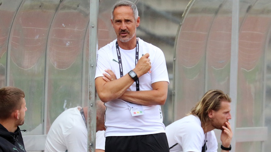 Gladbachs Trainer Adi Hütter, hier beim Testspiel gegen Viktoria Köln am 10. Juli 2021, schaut skeptisch auf den Platz.