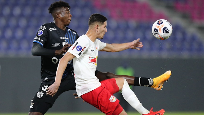 Ecuador's Independiente del Valle William Pacho (L) and Brazil's Red Bull Bragantino Bruno Praxedes vie for the ball during their Copa Sudamericana round of 16 first leg football match at Banco Guayaquil Stadium, in Sangolqui, Ecuador, on July 14, 2021. (Photo by Jose Jacome / POOL / AFP)
