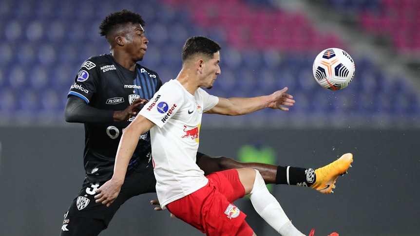Verteidiger William Pacho (l.) von Independiente del Valle, einem Verein aus Ecuador. Auf diesem Foto ist der 18-Jährige am 14. Juli 2021 zu sehen. Er bedrängt seinen Gegenspieler und versucht, an den Ball zu kommen.