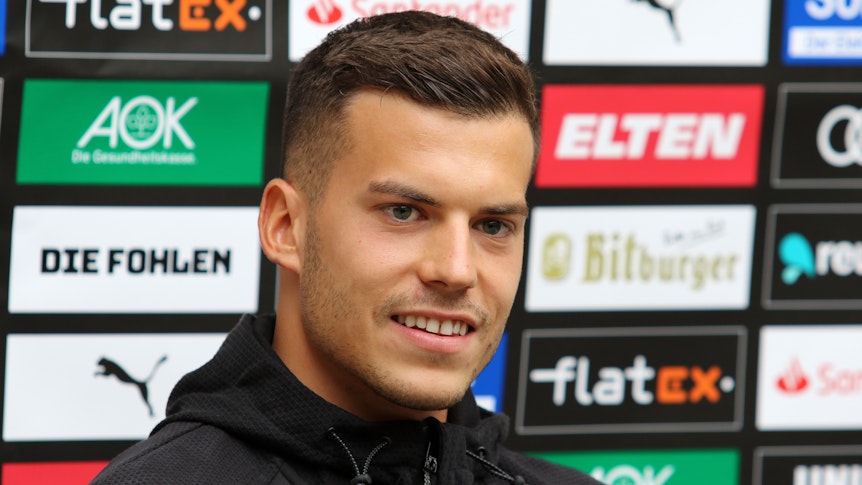 Ex-Gladbach-Profi László Bénes, hier am 19. Juli 2021 im Trainingslager in Harsewinkel bei einem Pressegespräch.