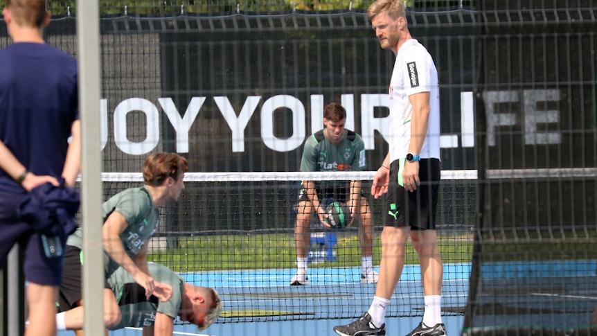 Athletik- und Stabilitätsübungen bei der Gladbacher Borussia im Trainingslager in Harsewinkel-Marienfeld am 19. Juli 2021.
