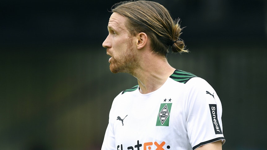 Michael Lang, hier beim Testspiel gegen Viktoria Köln am 10. Juli 2021, guckt zur Seite.