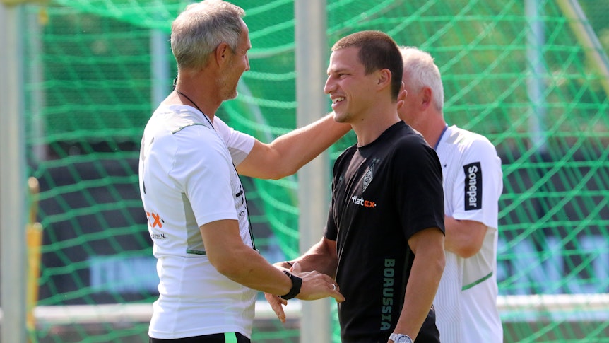 Gladbach-Trainer Adi Hütter (l.) begrüßt Rechtsverteidiger Stefan Lainer (r.) am 20. Juli 2021 im Trainingslager an der Klosterpforte.