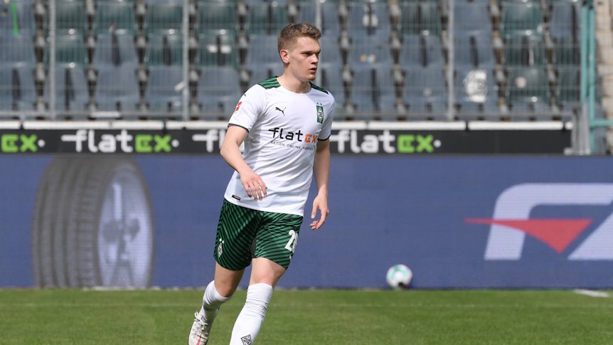 Matthias Ginter läuft im Gladbach-Trikot über den Platz.
