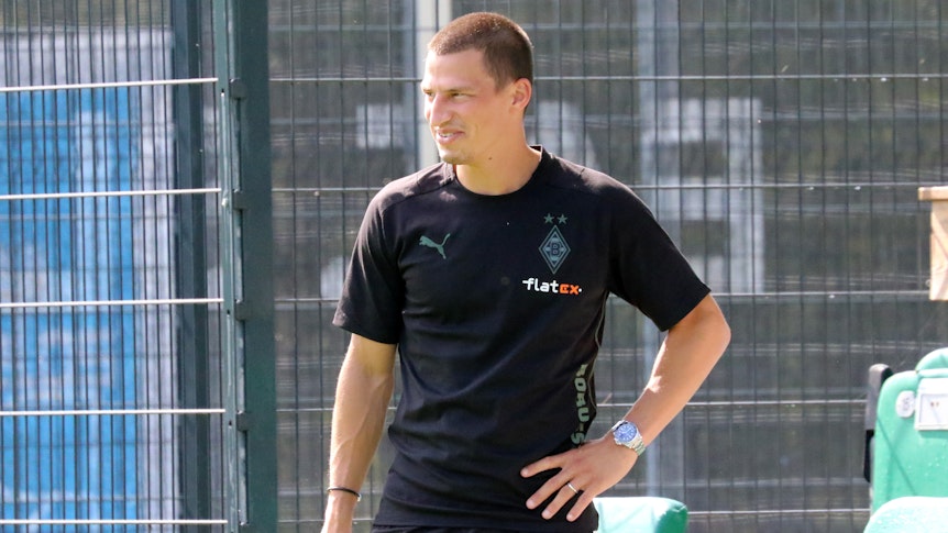 Der österreichische Nationalspieler Stefan Lainer am 20. Juli 2021 bei seiner Ankunft im Trainingslager von Borussia Mönchengladbach in Harsewinkel-Marienfeld fröhlich lächelnd.