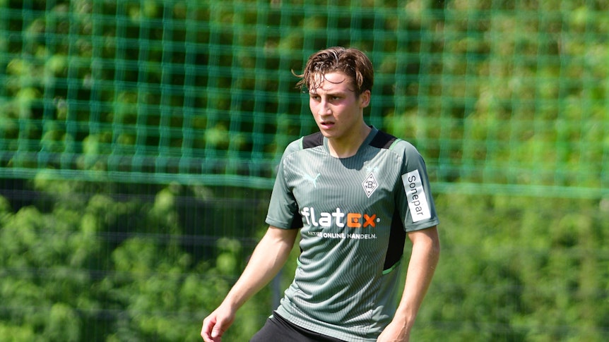 Gladbachs Rocco Reitz mit skeptischem Blick im Borussen-Trikot.