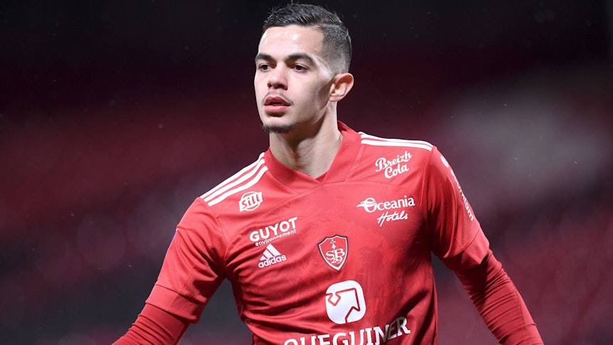 Romain Faivre im roten Trikot von Stade Brest.