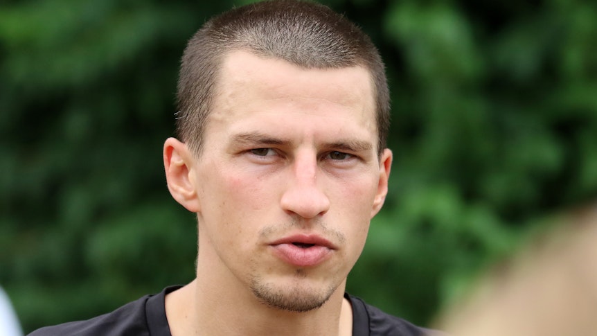 Stefan Lainer stellt sich nach dem Training den Fragen der Journalisten.