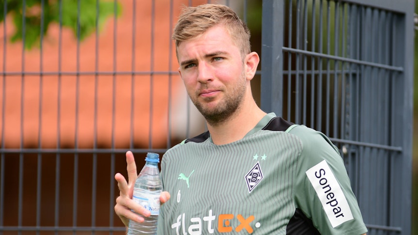 Christoph Kramer hält nach einer Trainingseinheit eine Wasserflasche in der Hand.