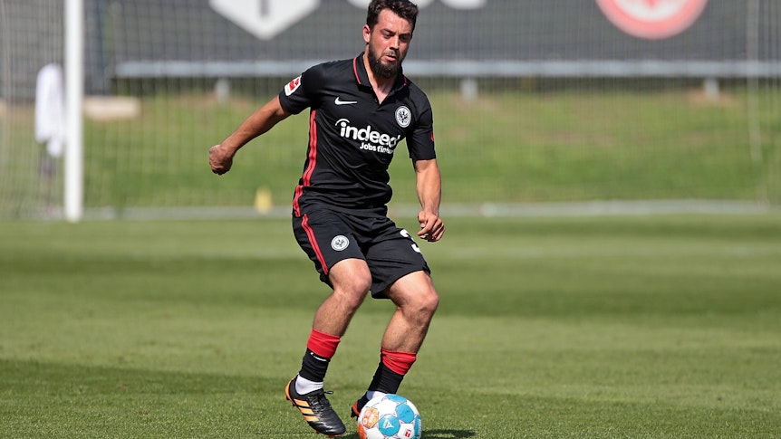 Amin Younes in einer Ballaktion auf dem Trainingsplatz.