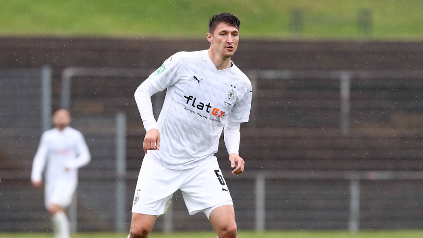 Markus Pazurek im weißen Gladbach-Trikot im Spiel der U23, im Hintergrund eine leere Tribüne.