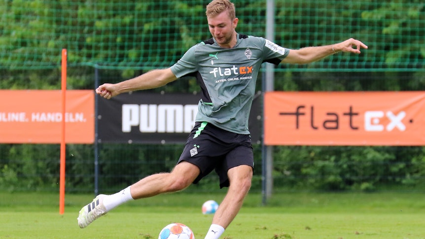 Christoph Kramer auf den Trainingsplatz in Schussposition.