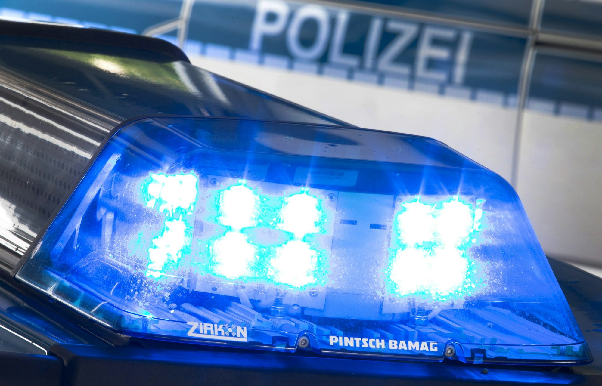 Niedersachsen, Osnabrück: Ein Blaulicht auf dem Dach eines Polizeiwagens.