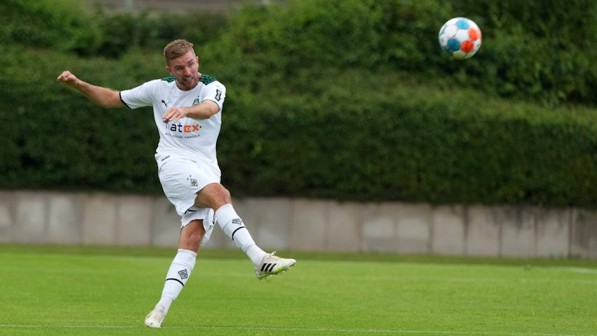 Christoph Kramer im Testspiel der Gladbacher am 10. Juli, während er den Ball in die Höhe schießt.