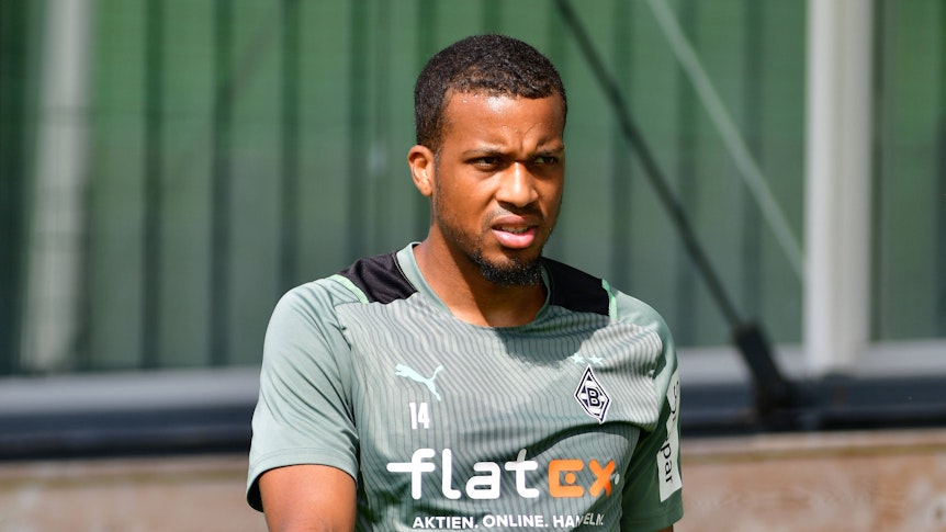 Alassane Plea schaut kritisch in die Sonne und trägt das Gladbach-Trikot im Trainingslager der Borussen.