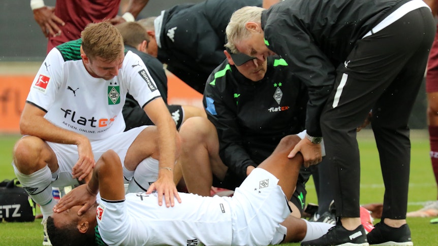 24.07.2021, Mönchengladbach, GER, Fussball, Herren, BL, Saison 2021/2022, Borussia Moenchengladbach Testspiel Bor. Moenchengladbach vs. FC Metz Alassane Plea (Gladbach) verletzt