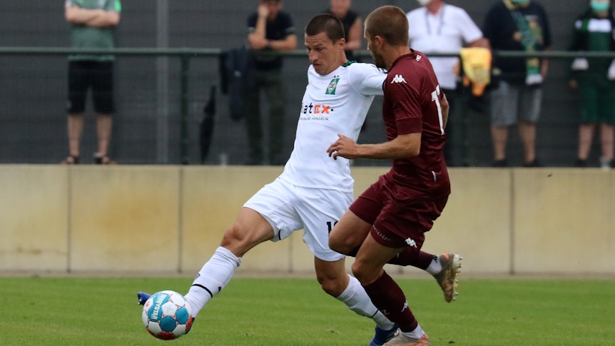 Gladbachs Stefan Lainer (links) im Testspiel gegen den FC Metz am 24. Juli 2021 bei einem Zweikampf mit Thomas Delaine (rechts).