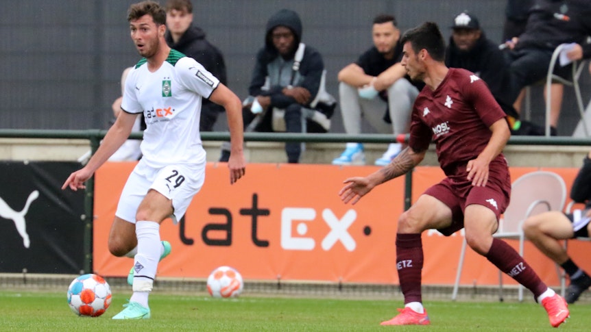 Gladbachs Joe Scally (links) im Testspiel gegen den FC Metz am 24. Juli 2021 im Zweikampf mit einem Spieler des Gästeteams.