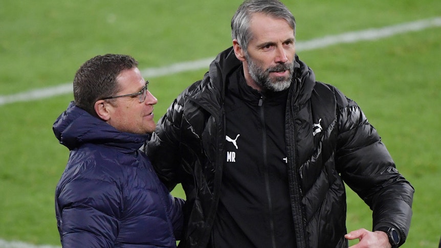 Trainer Marco Rose (rechts) und Gladbachs Manager Max Eberl (links) umarmen sich nach einem gewonnenen Bundesliga-Spiel.
