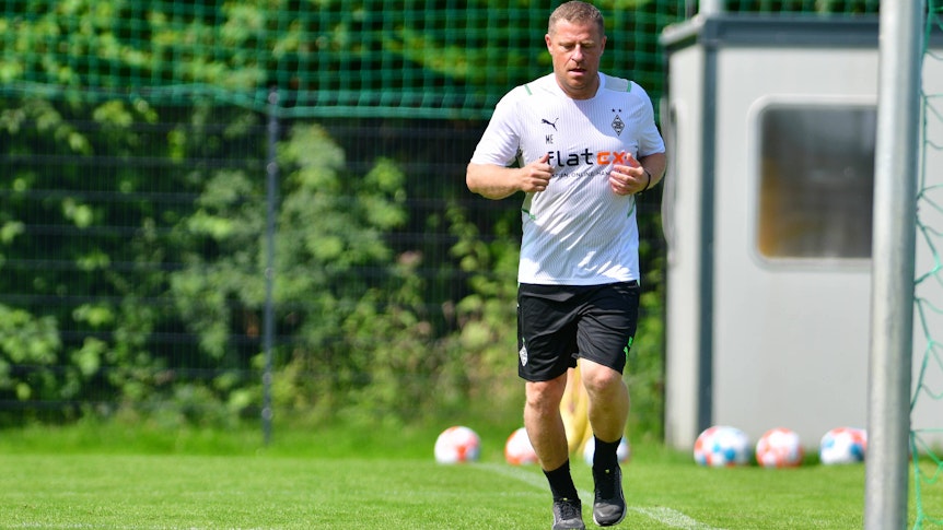 Gladbach-Manager Max Eberl joggt in Trainingskleidung über einen Fußballplatz in Harsewinkel.
