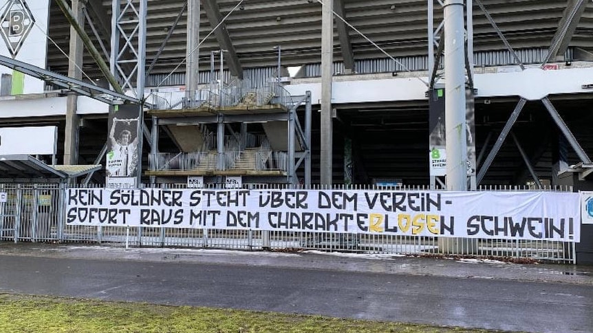 Ein riesiges Banner mit einer Hass-Parole gegen den ehemaligen Gladbach-Trainer Marco Rose hängt am 17. Februar 2021 am Stadionzaun in Mönchengladbach.