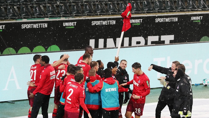 Die Spieler des 1. FC Köln zelebrieren den Eckfahnen-Jubel.