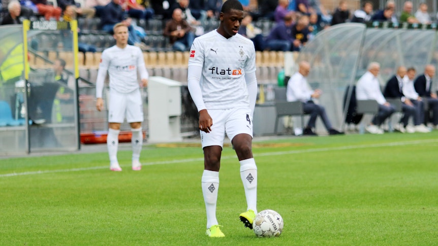 Gladbachs Mamadou Doucouré, hier bei einem Testspiel der Fohlen bei VVV Venlo am 4. September 2020, kontrolliert den Ball.