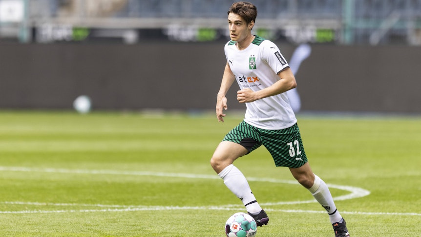 Florian Neuhaus läuft am 15. Mai 2021 mit dem Ball über den Platz.