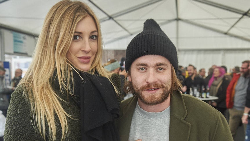Alana Netzer und Baschi am 11. Januar 2019 in Arosa (Schweiz) beide tragen dicke Winterkleidung und lächeln fröhlich.