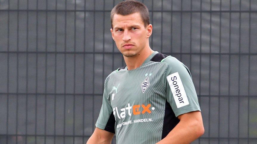 Gladbachs Rechtsverteidiger Stefan Lainer schaut bei einer Trainingseinheit am 27. Juli 2021 im Borussia-Park sorgenvoll in die Ferne.