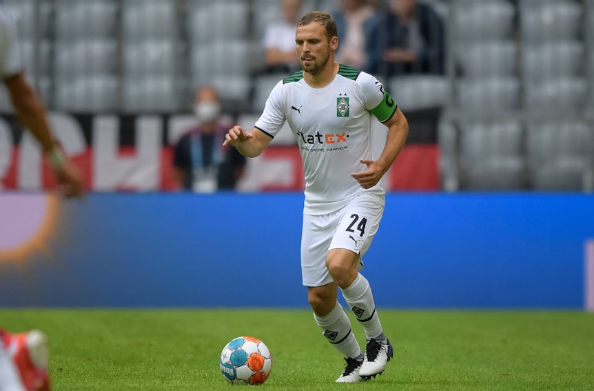 Tony Jantschke in einem Testspiel von Borussia Mönchengladbach gegen Bayern München am 28. Juli 2021 in der Allianz-Arena. Jantschke hat den Ball vor sich auf dem Spielfeld.