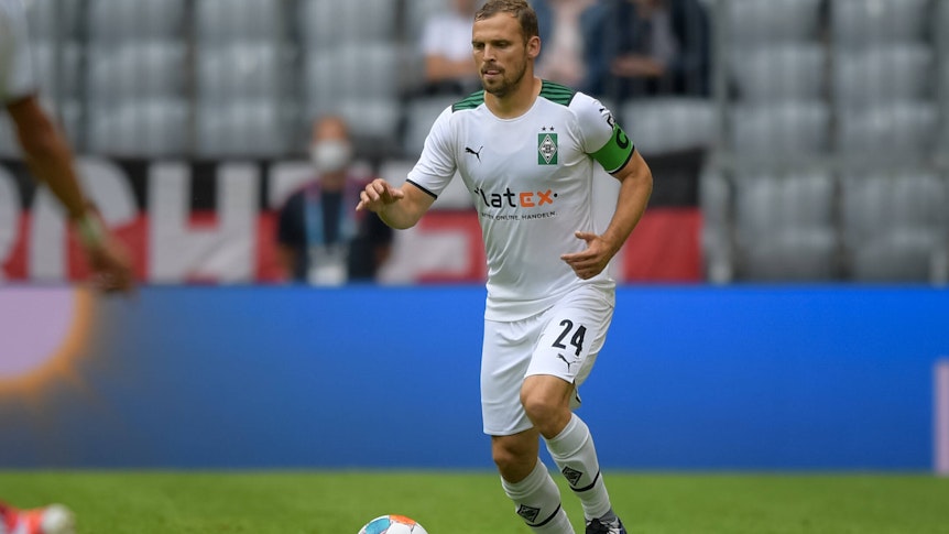 Tony Jantschke im weißen Gladbach-Trikot mit dem Ball am Fuß.