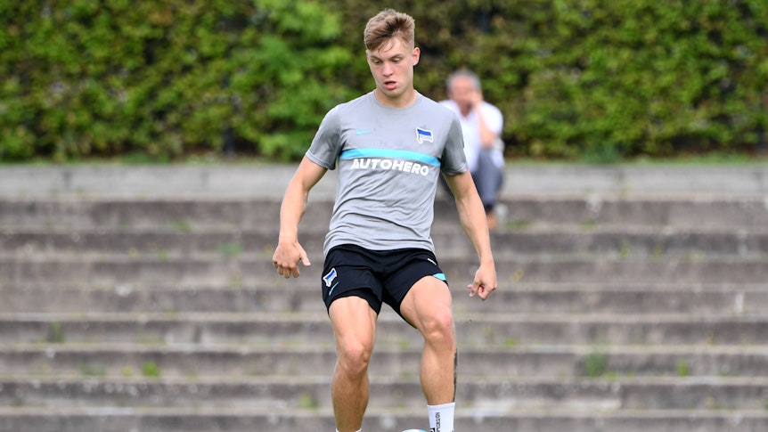 Linksverteidiger Luca Netz, hier zu sehen am 23. Juli 2021 beim Training von Hertha BSC, spielt den Ball mit dem linken Fuß.