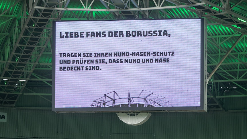 Im Gladbacher Borussia-Park, hier zu sehen am 26. September 2020, steigt am Samstag (31. Juli 2021) gegen den FC Groningen die Generalprobe für den Saisonstart. Bis zu 23.000 Fans dürfen trotz Coronapandemie dabei sein. Die Anzeigetafel im Stadion weist die Besucher darauf hin, dass sie ihren Mund-Nasen-Schutz tragen sollen.
