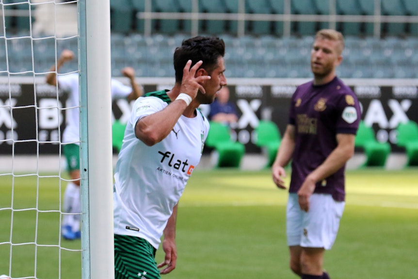Gladbach-Kapitän Lars Stindl (l.) bejubelt seinen Treffer beim 2:1-Testsieg am 31. Juli 2021 gegen den FC Groningen.