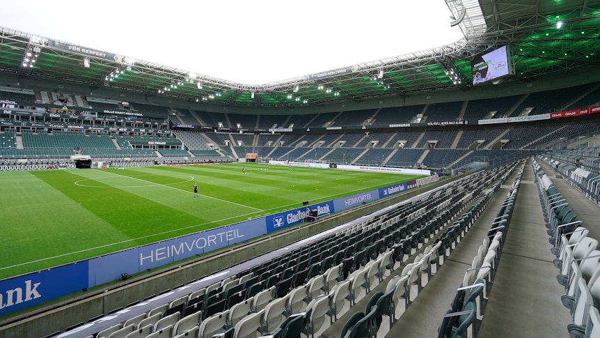 Der Borussia-Park in Mönchengladbach. Diese Stadion-Aufnahme stammt vom 15. Mai 2021. Zu sehen ist das Spielfeld und die leeren Zuschauerränge in der Fohlen-Arena.