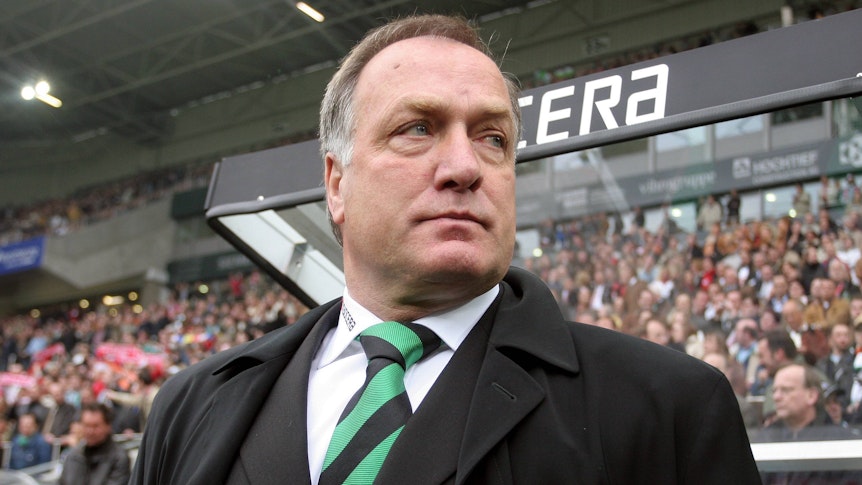 Dick Advocaat am 16. April 2005 als Gladbach-Trainer im Borussia-Park. Der Niederländer steht an der Ersatzbank und blickt in das weite Rund.
