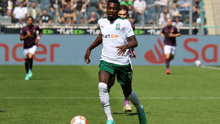 Gladbachs Marcus Thuram kontrolliert während des Testspiels gegen den FC Groningen am 31. Juli 2021 den Ball.
