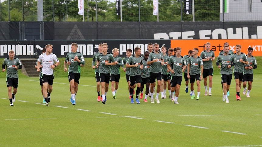 Das Team von Borussia Mönchengladbach joggt am 30. Juli 2021 über den Trainingsplatz im Borussia-Park.