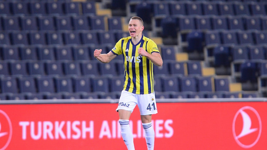 Attila Szalai ballt jubelnd die Fäuste und freut sich.