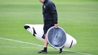 Gladbachs Torwart-Legende Uwe Kamps trägt Trainingsmaterial bei einer Trainingseinheit der Fohlen am 20. Oktober 2020 im Borussia-Park.