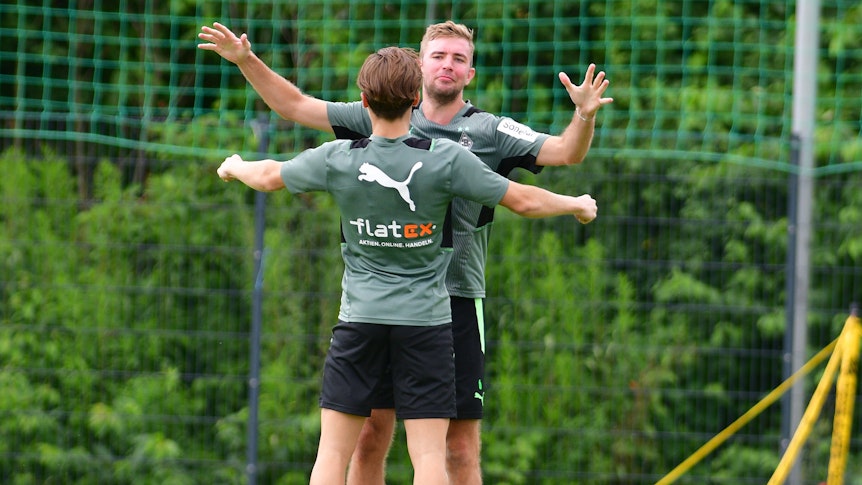 Gladbachs Rocco Reitz umarmt Christoph Kramer im Trainingslager in Harsewinkel-Marienfeld am 20. Juli 2021.