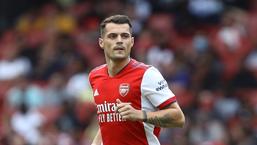 Granit Xhaka läuft mit angewinkeltem Arm über den Platz am 1. August 2021.