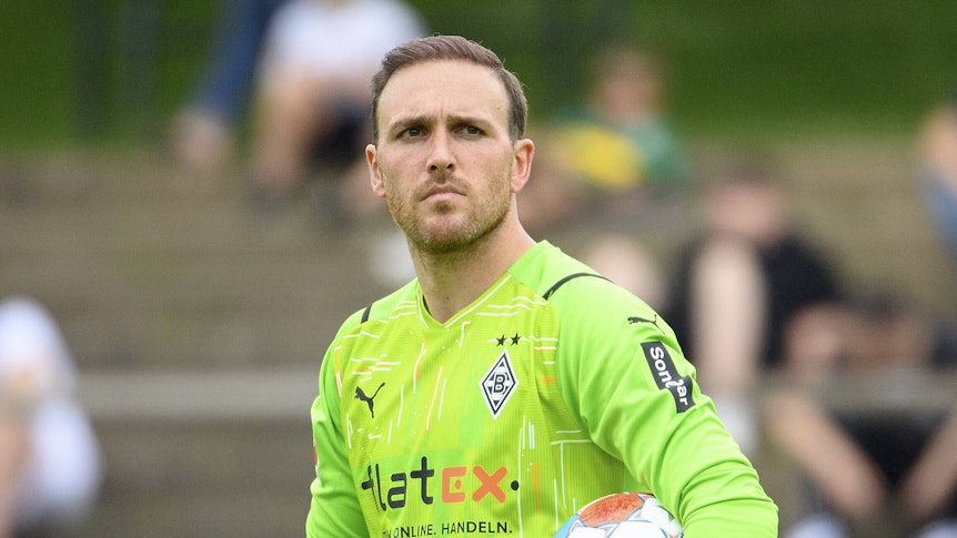 Gladbach-Torwart Tobias im grünen Trikot mit dem Ball unter dem Arm.