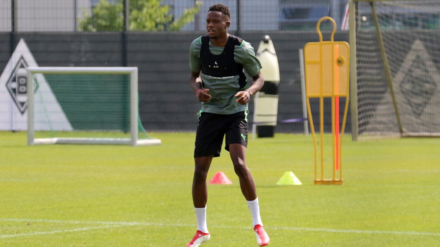Gladbachs Mittelfeldspieler Denis Zakaria am Mittwoch (4. August 2021) bei einer individuellen Übungseinheit im Borussia-Park.