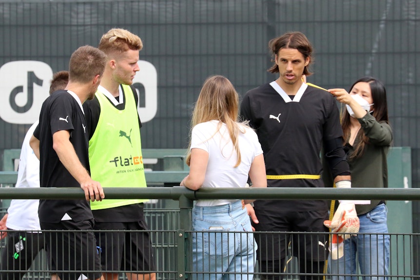 Die Gladbach-Profis Patrick Herrmann (l.), Nico Elvedi (2.v.l.) und Yann Sommer (2.v.r.) zeigten sich am Mittwoch (4. August 2021) im Borussia-Park mit ungewöhnlicher Trainingskleidung von Ausrüster Puma.